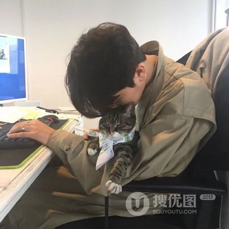 手拿钞票枪的时尚帅哥等街拍微信头像