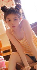 双丸子头粉嘟嘟圆脸少女肩带泳装牛仔裤玩水写真图片