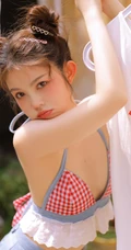 双丸子头粉嘟嘟圆脸少女肩带泳装牛仔裤玩水写真图片
