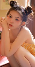 双丸子头粉嘟嘟圆脸少女肩带泳装牛仔裤玩水写真图片
