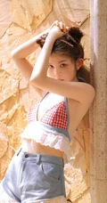 双丸子头粉嘟嘟圆脸少女肩带泳装牛仔裤玩水写真图片
