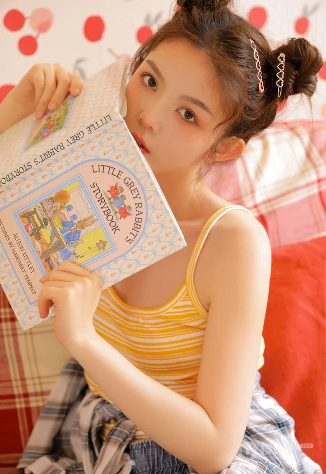双丸子头粉嘟嘟圆脸少女肩带泳装牛仔裤玩水写真图片