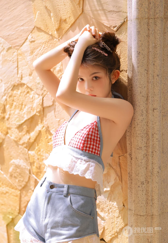 双丸子头粉嘟嘟圆脸少女肩带泳装牛仔裤玩水写真图片