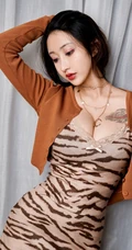绝世女生佳人Betty林子欣紧身豹纹连衣裙袜装柔美气质写真图片