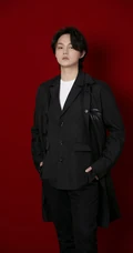 内蒙古帅哥尹正不苟言笑黑衣写真图片