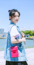 邢菲牛仔衣搭黑裙潮流街拍美照
