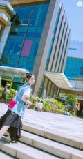 邢菲牛仔衣搭黑裙潮流街拍美照
