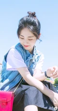 邢菲牛仔衣搭黑裙潮流街拍美照