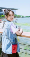 邢菲牛仔衣搭黑裙潮流街拍美照