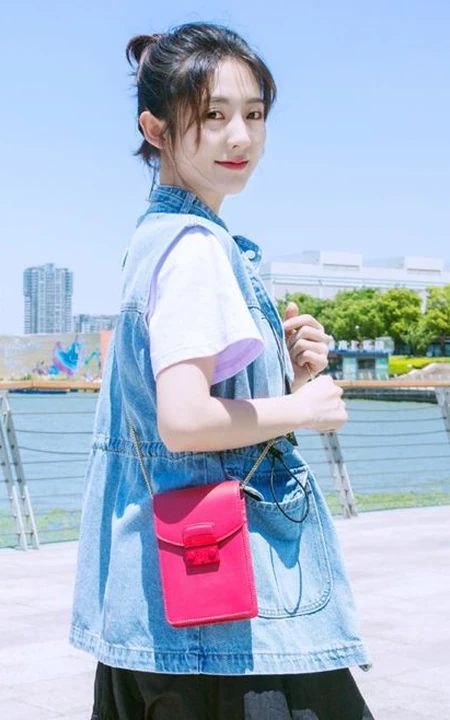 邢菲牛仔衣搭黑裙潮流街拍美照