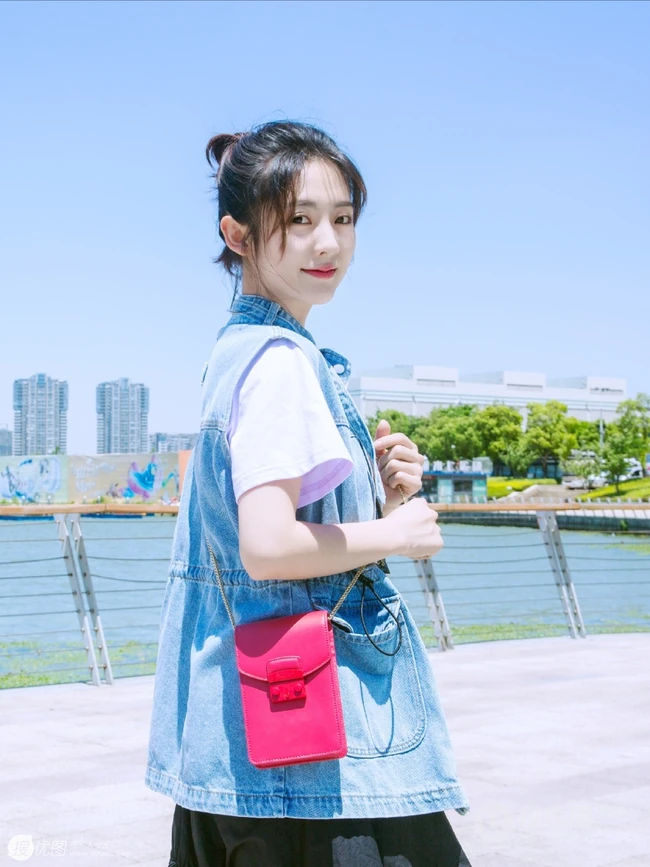 邢菲牛仔衣搭黑裙潮流街拍美照
