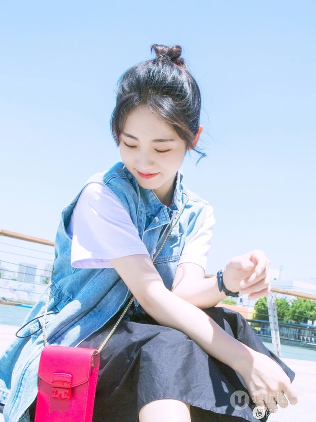 邢菲牛仔衣搭黑裙潮流街拍美照