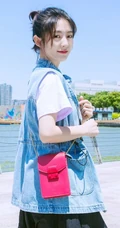 邢菲牛仔衣搭黑裙潮流街拍美照
