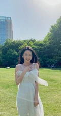 章乐韵城市公园享受户外时光白纱连衣裙美拍照片