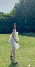 章乐韵城市公园享受户外时光白纱连衣裙美拍照片
