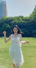 章乐韵城市公园享受户外时光白纱连衣裙美拍照片