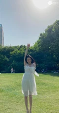 章乐韵城市公园享受户外时光白纱连衣裙美拍照片