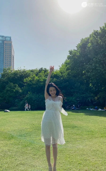 章乐韵城市公园享受户外时光白纱连衣裙美拍照片