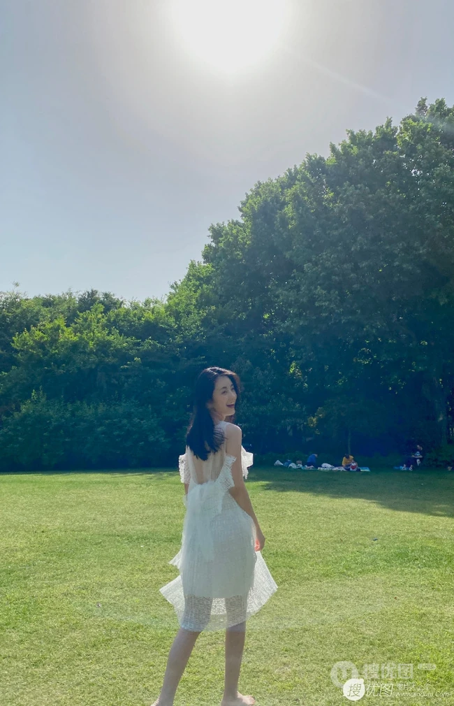 章乐韵城市公园享受户外时光白纱连衣裙美拍照片