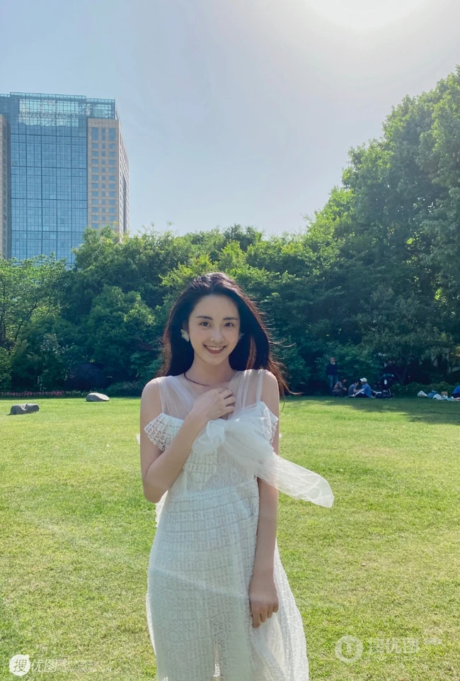 章乐韵城市公园享受户外时光白纱连衣裙美拍照片