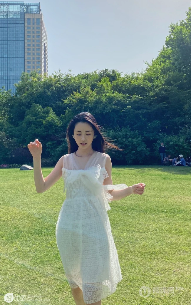 章乐韵城市公园享受户外时光白纱连衣裙美拍照片