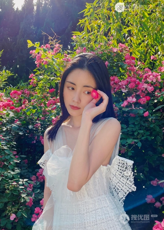 章乐韵城市公园享受户外时光白纱连衣裙美拍照片