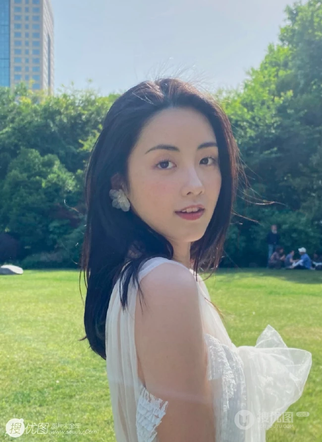 章乐韵城市公园享受户外时光白纱连衣裙美拍照片
