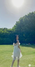 章乐韵城市公园享受户外时光白纱连衣裙美拍照片