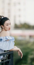 孙佳雨气质时尚小露香肩锁骨趴阳台栏杆写真图片