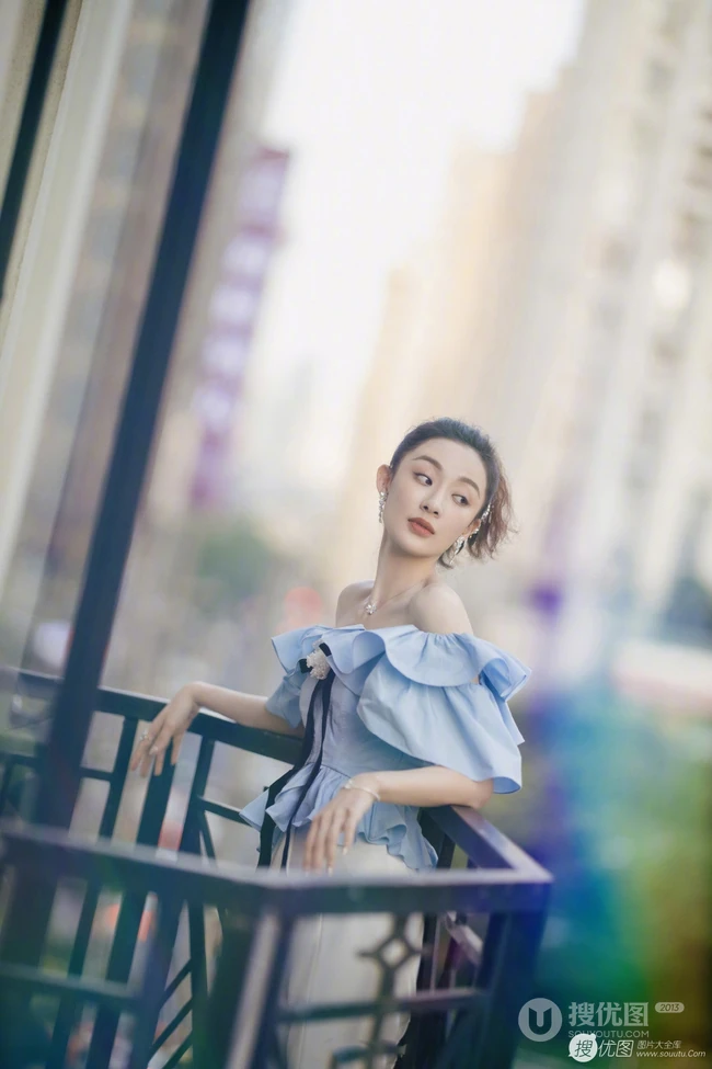 孙佳雨气质时尚小露香肩锁骨趴阳台栏杆写真图片