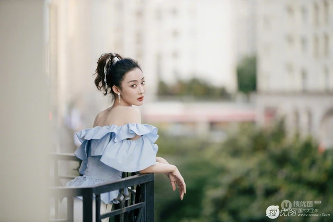 孙佳雨气质时尚小露香肩锁骨趴阳台栏杆写真图片