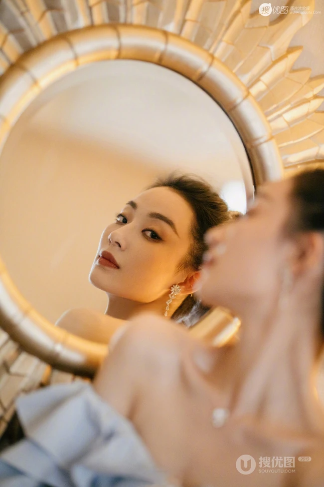 孙佳雨气质时尚小露香肩锁骨趴阳台栏杆写真图片