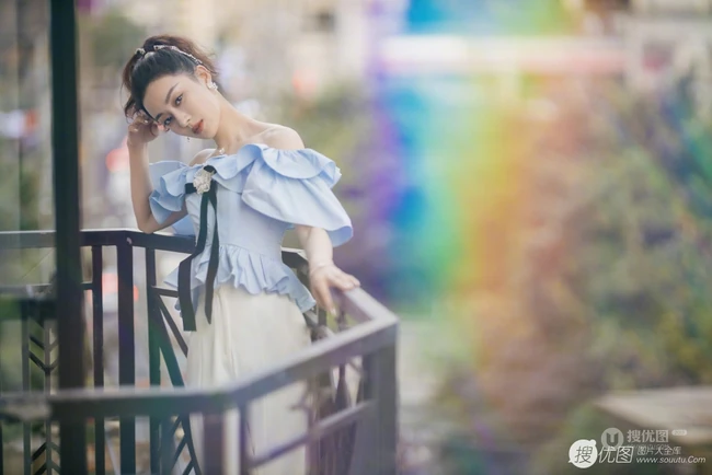 孙佳雨气质时尚小露香肩锁骨趴阳台栏杆写真图片