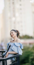 孙佳雨气质时尚小露香肩锁骨趴阳台栏杆写真图片