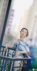 孙佳雨气质时尚小露香肩锁骨趴阳台栏杆写真图片
