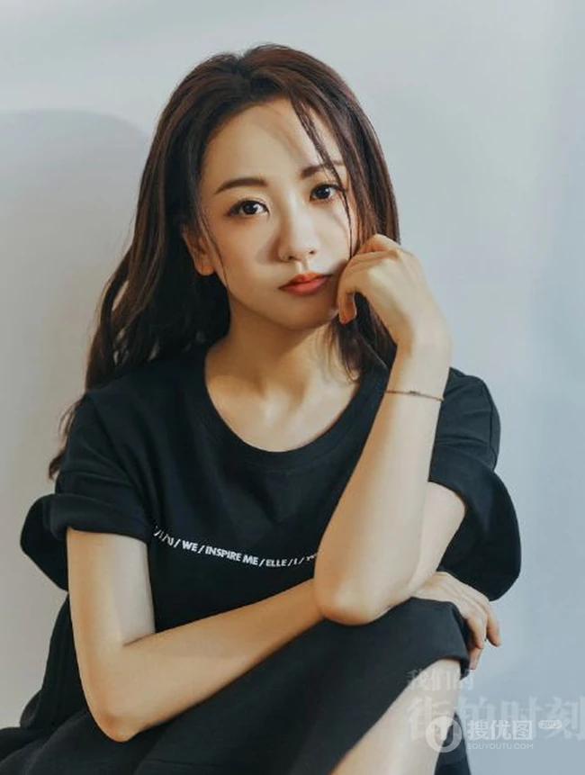 杨蓉气质时髦连衣裙套装杂志写真图片