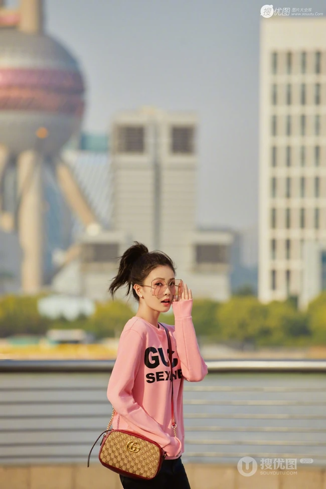 江苏女明星白鹿元气满满出街随拍写真图片
