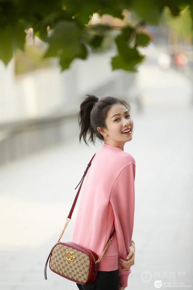江苏女明星白鹿元气满满出街随拍写真图片