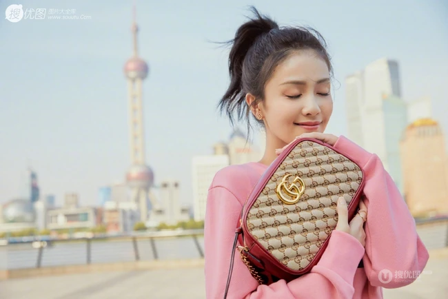 江苏女明星白鹿元气满满出街随拍写真图片