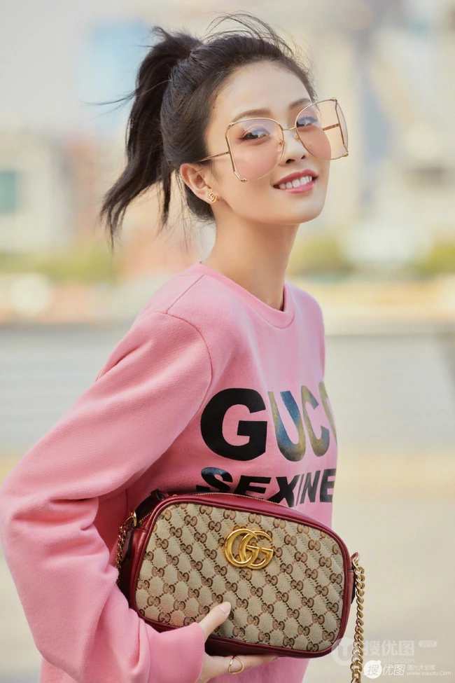 江苏女明星白鹿元气满满出街随拍写真图片