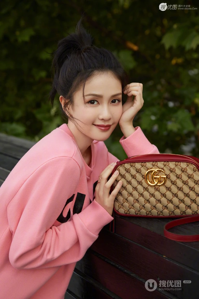 江苏女明星白鹿元气满满出街随拍写真图片