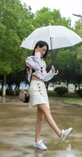 李沁手拿雨伞雨天出街，白衣短裙气质清新