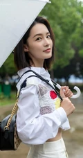 李沁手拿雨伞雨天出街，白衣短裙气质清新