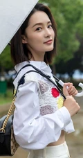 李沁手拿雨伞雨天出街，白衣短裙气质清新
