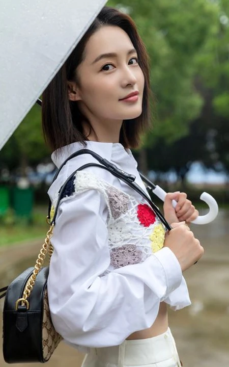 李沁手拿雨伞雨天出街，白衣短裙气质清新