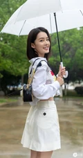 李沁手拿雨伞雨天出街，白衣短裙气质清新