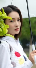 李沁手拿雨伞雨天出街，白衣短裙气质清新