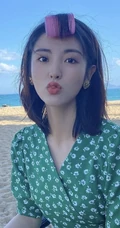 小碎花连衣裙女生邢菲海边沙滩可爱俏皮剪刀手自拍美图