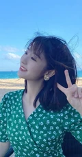 小碎花连衣裙女生邢菲海边沙滩可爱俏皮剪刀手自拍美图