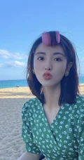小碎花连衣裙女生邢菲海边沙滩可爱俏皮剪刀手自拍美图